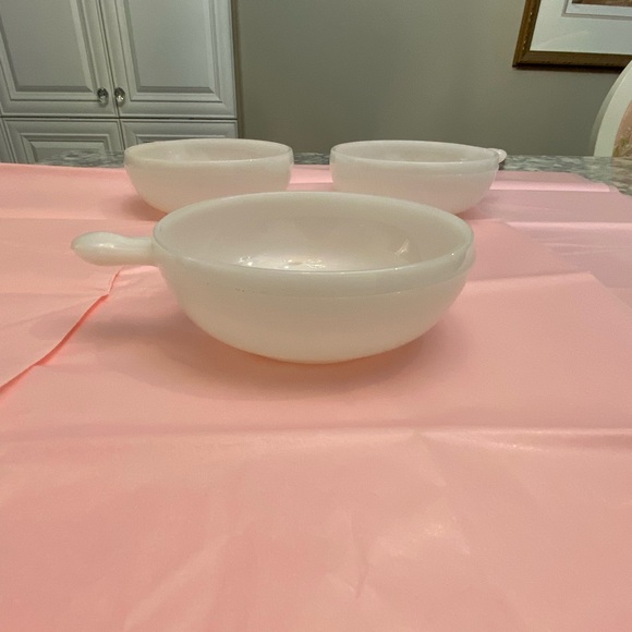 VINTAGE SET OF 3 GLASBAKE MILK GLASS 11 ounce or 330ml DISHES WITH HANDLES - Picture 2 of 9